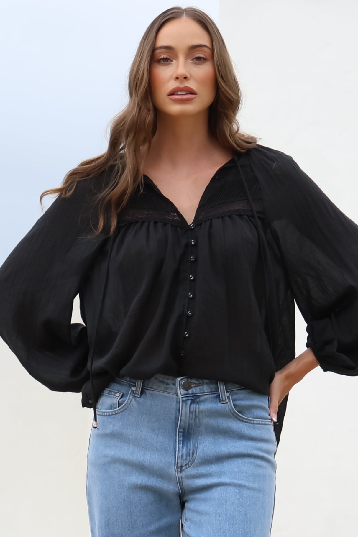 Angeline Top - Buttoned Down Scoop Hem Balloon Sleeve Blouse in Black