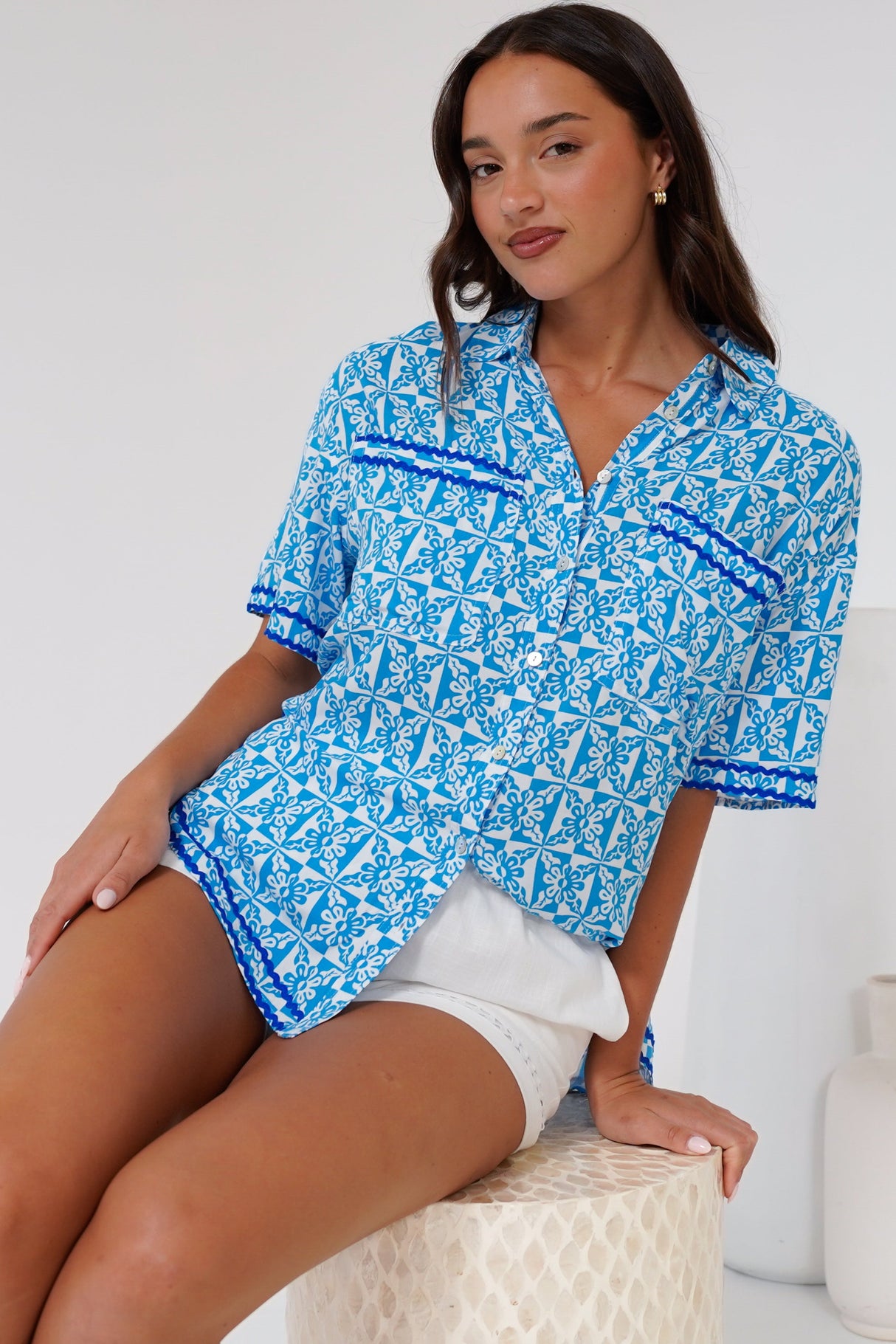 Karolyna Shirt - Collared Button Down Shirt in Dory Print