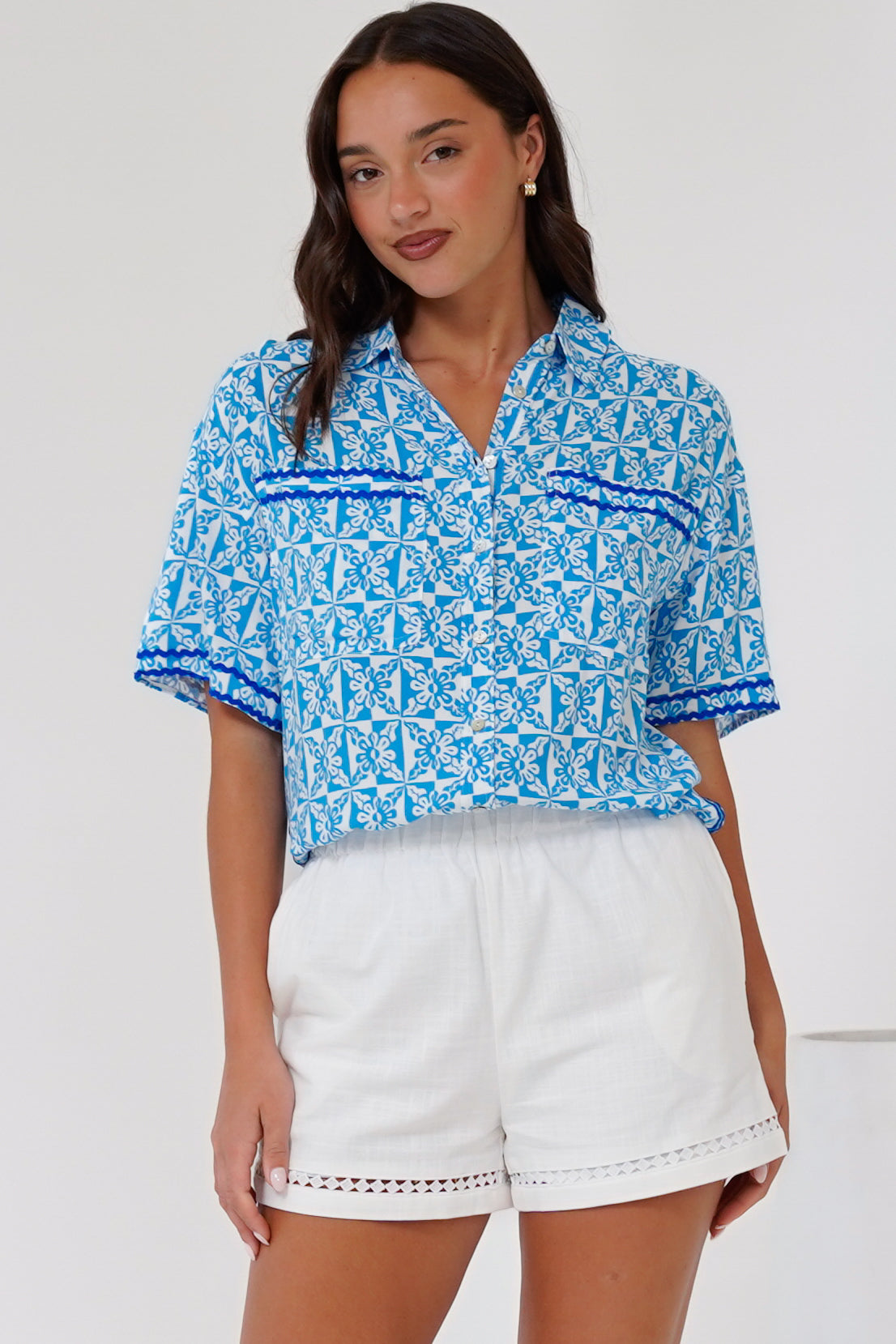 Karolyna Shirt - Collared Button Down Shirt in Dory Print