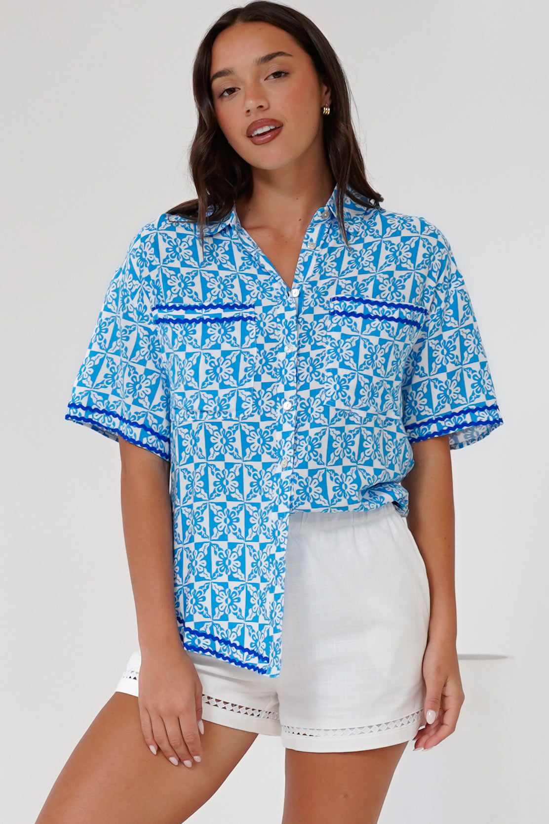 Karolyna Shirt - Collared Button Down Shirt in Dory Print