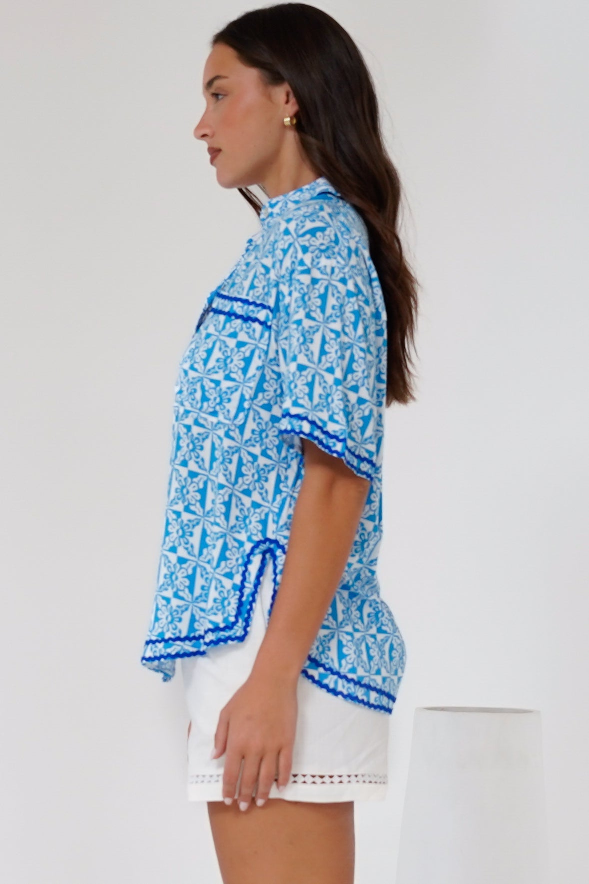 Karolyna Shirt - Collared Button Down Shirt in Dory Print