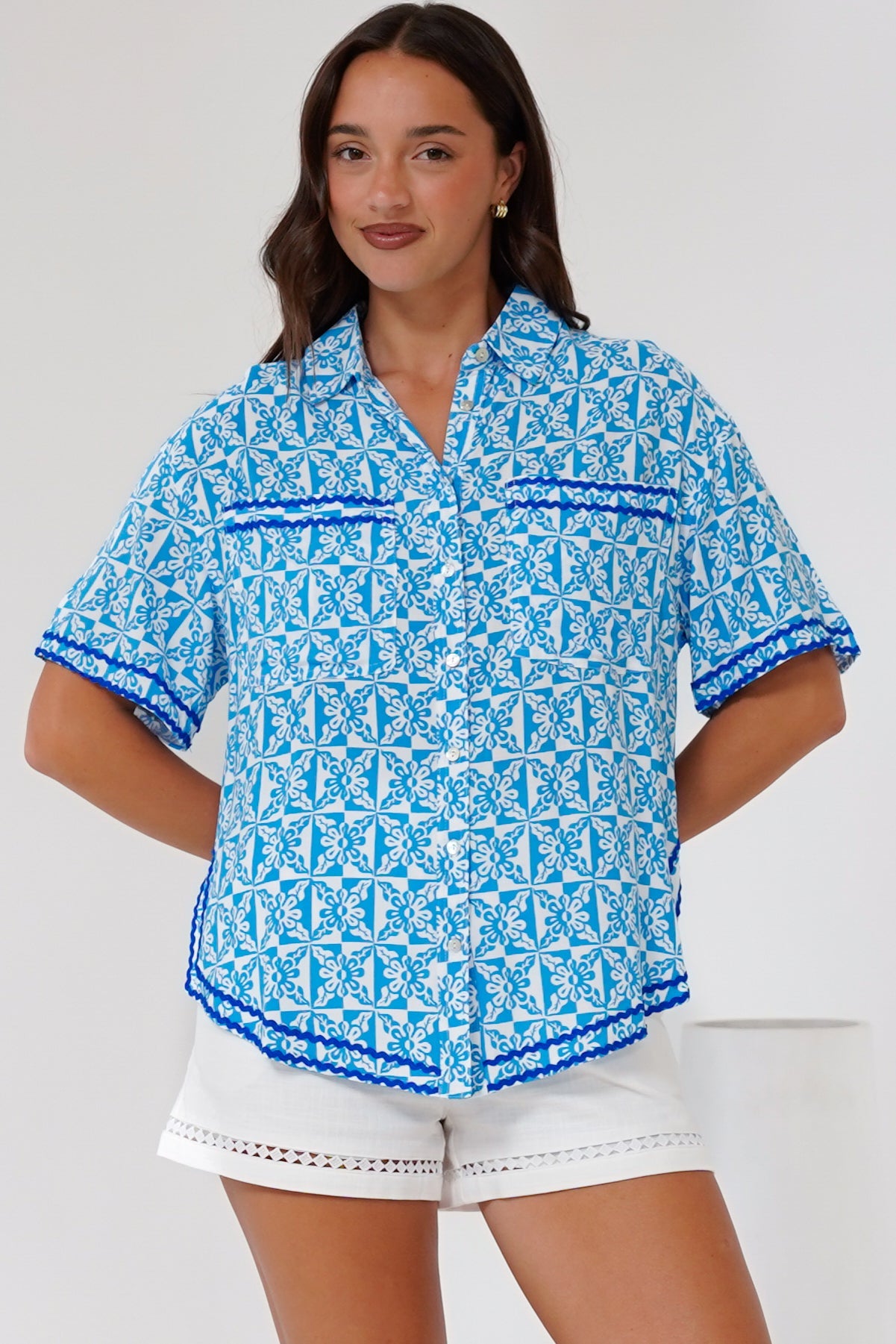 Karolyna Shirt - Collared Button Down Shirt in Dory Print