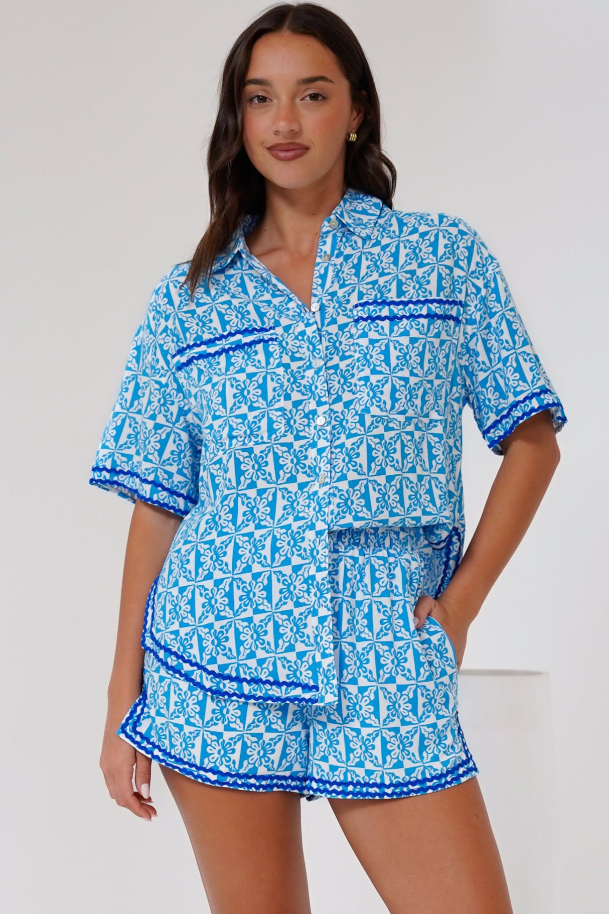 Karolyna Shirt - Collared Button Down Shirt in Dory Print