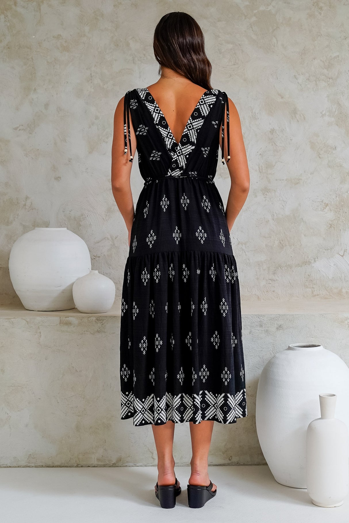Laurina Midi Dress - Deep V-Neck A-Line Dress with Waist Tie in Fresca Print Black