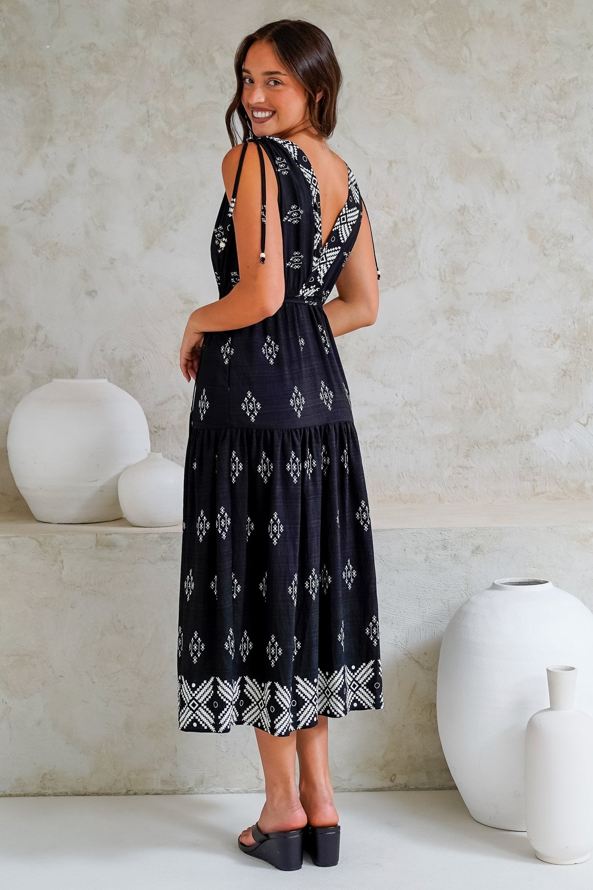 Laurina Midi Dress - Deep V-Neck A-Line Dress with Waist Tie in Fresca Print Black