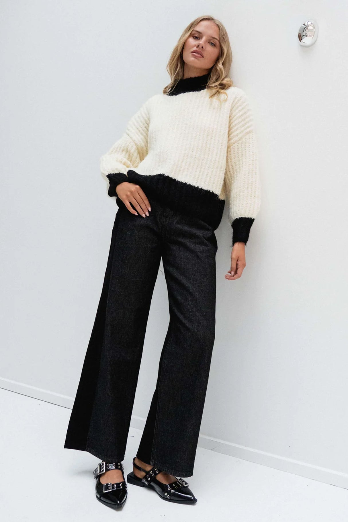 Scottie Jumper - Crew Neck Contrast Trim Thick Knit Jumper in Cream