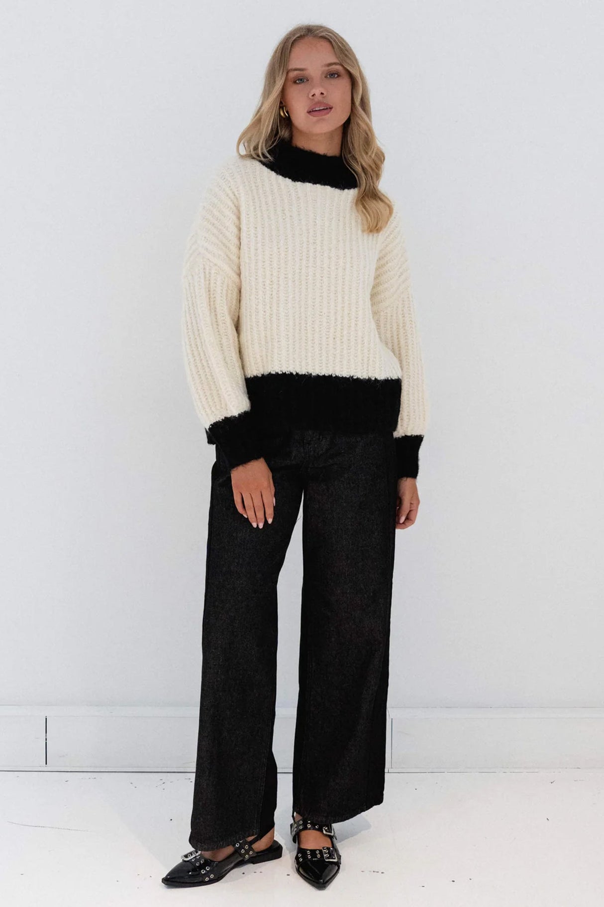 Scottie Jumper - Crew Neck Contrast Trim Thick Knit Jumper in Cream