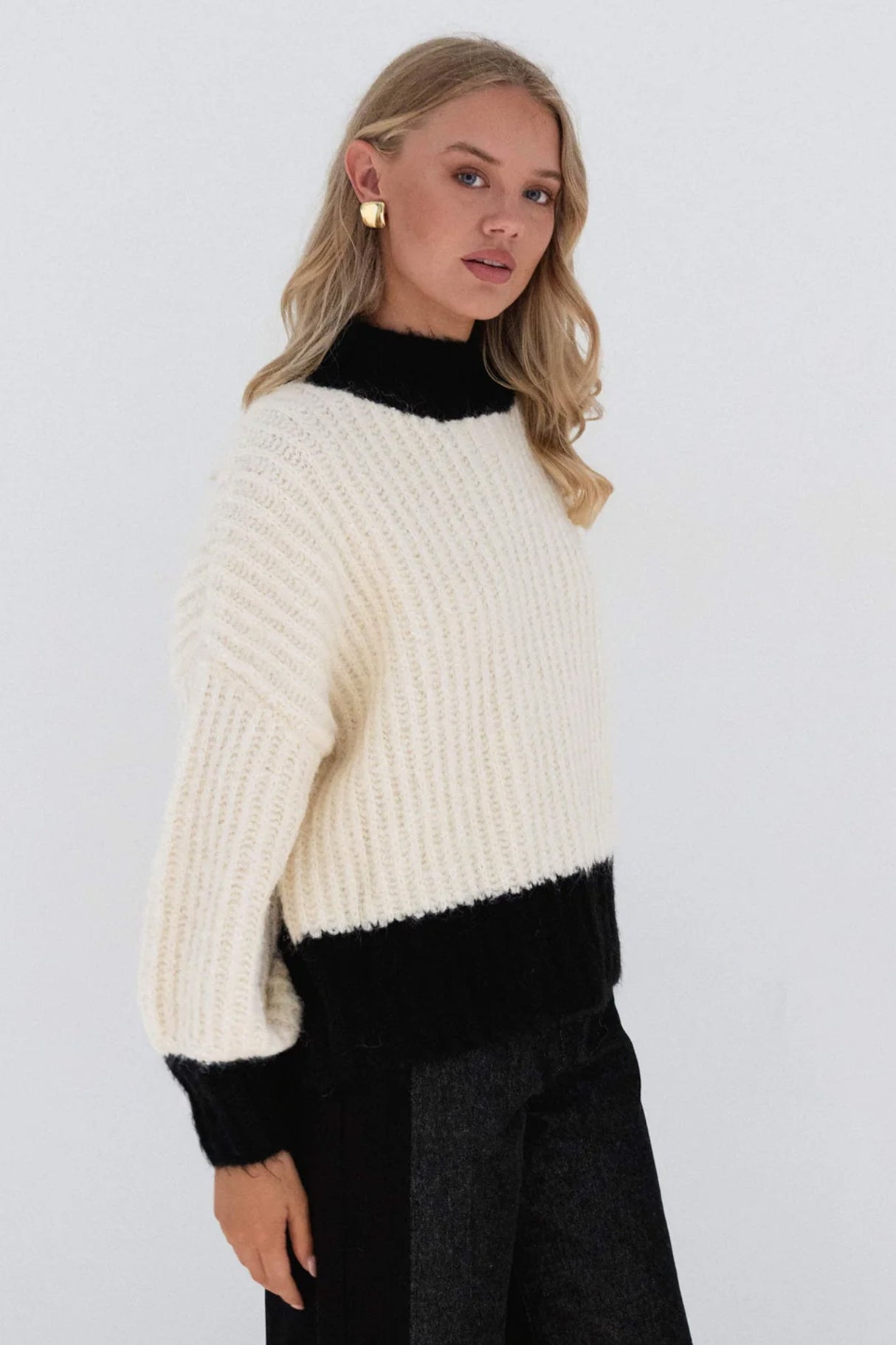 Scottie Jumper - Crew Neck Contrast Trim Thick Knit Jumper in Cream