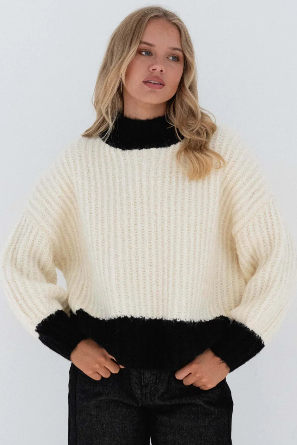 Scottie Jumper - Crew Neck Contrast Trim Thick Knit Jumper in Cream
