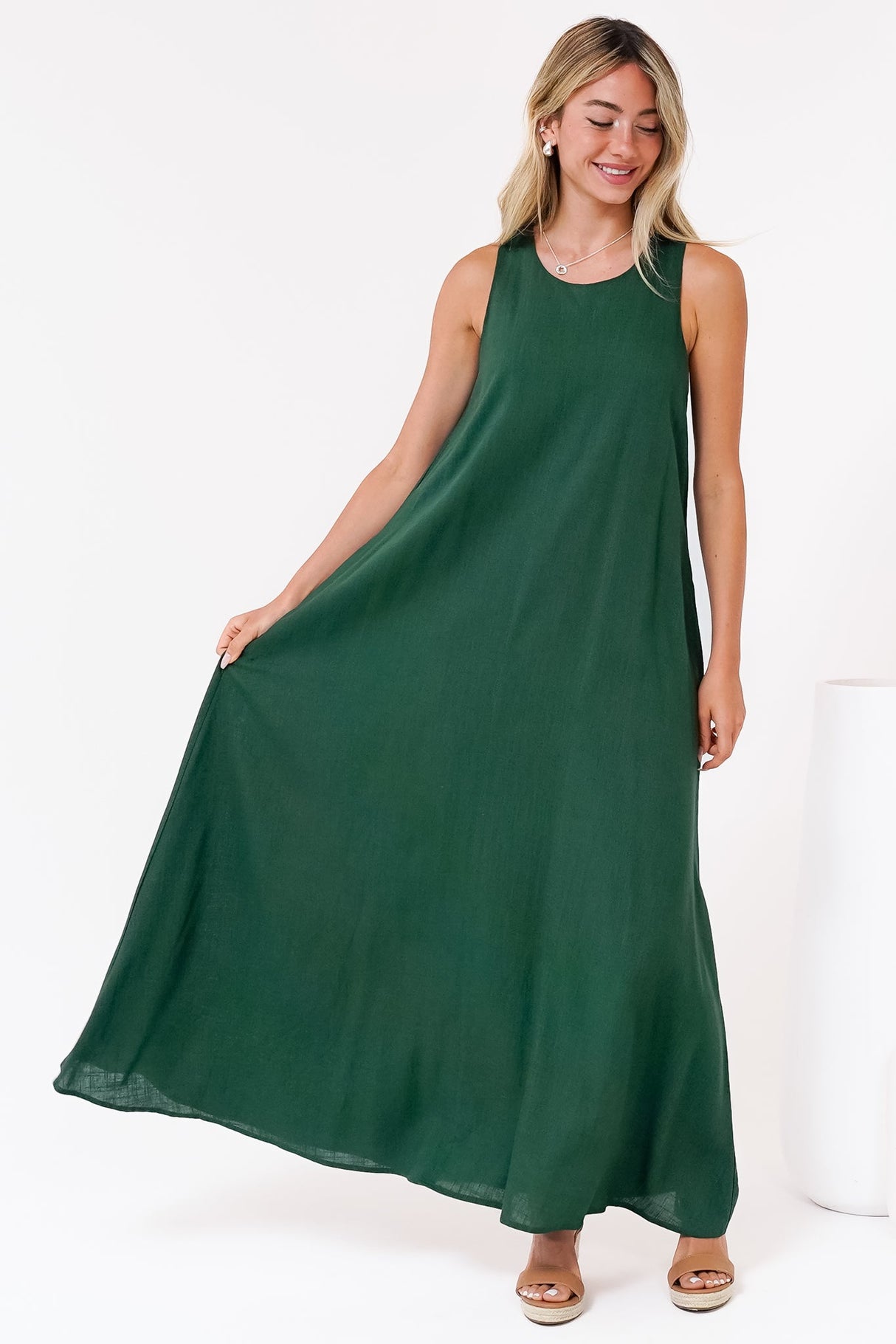 Tineshe Maxi Dress - Crew Neck Streamlined Sleeveless Dress with Pockets in Emerald