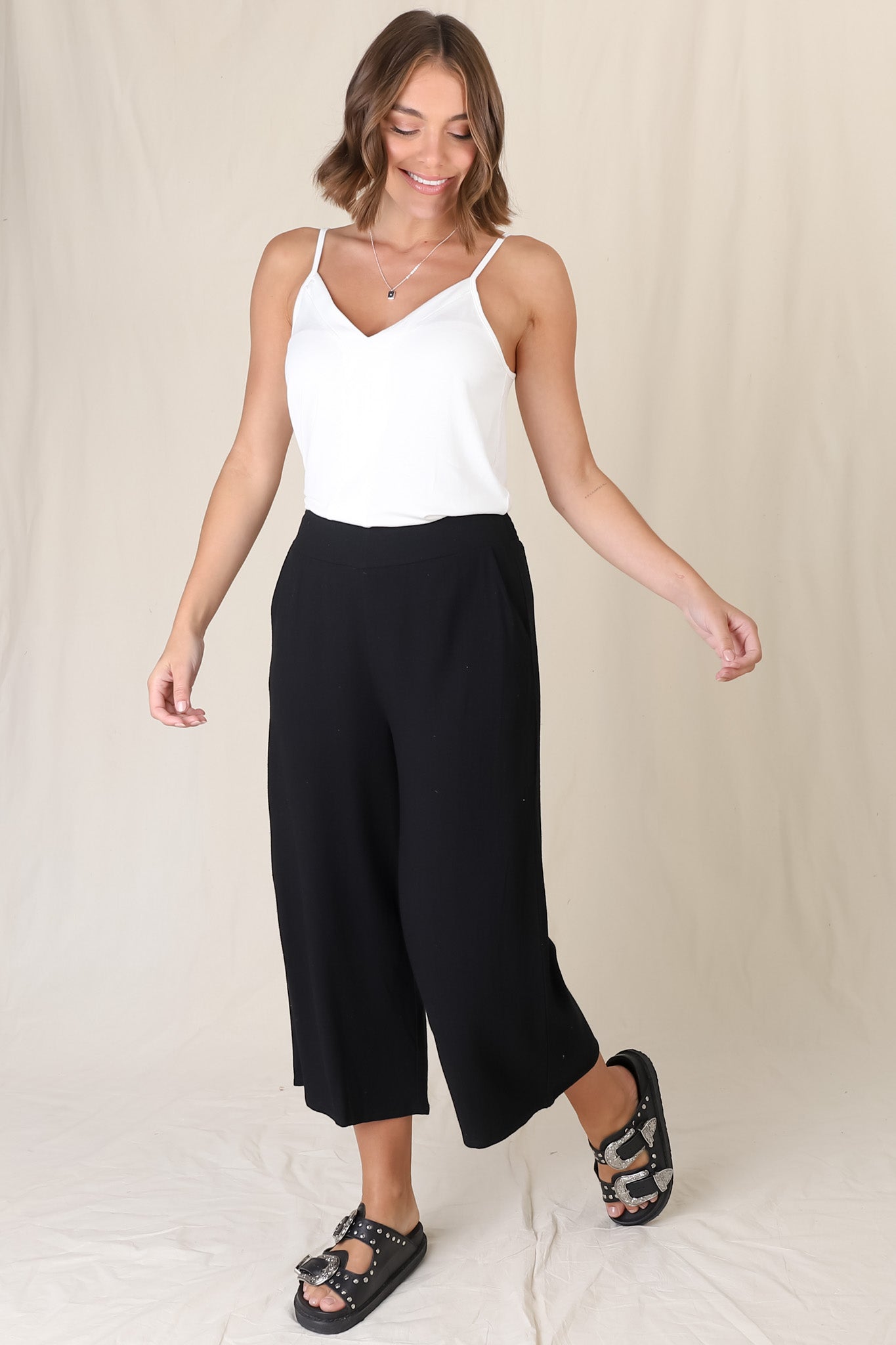 Wyatt Pants - Linen Blend 3/4 Cropped Pants with Pockets in Black