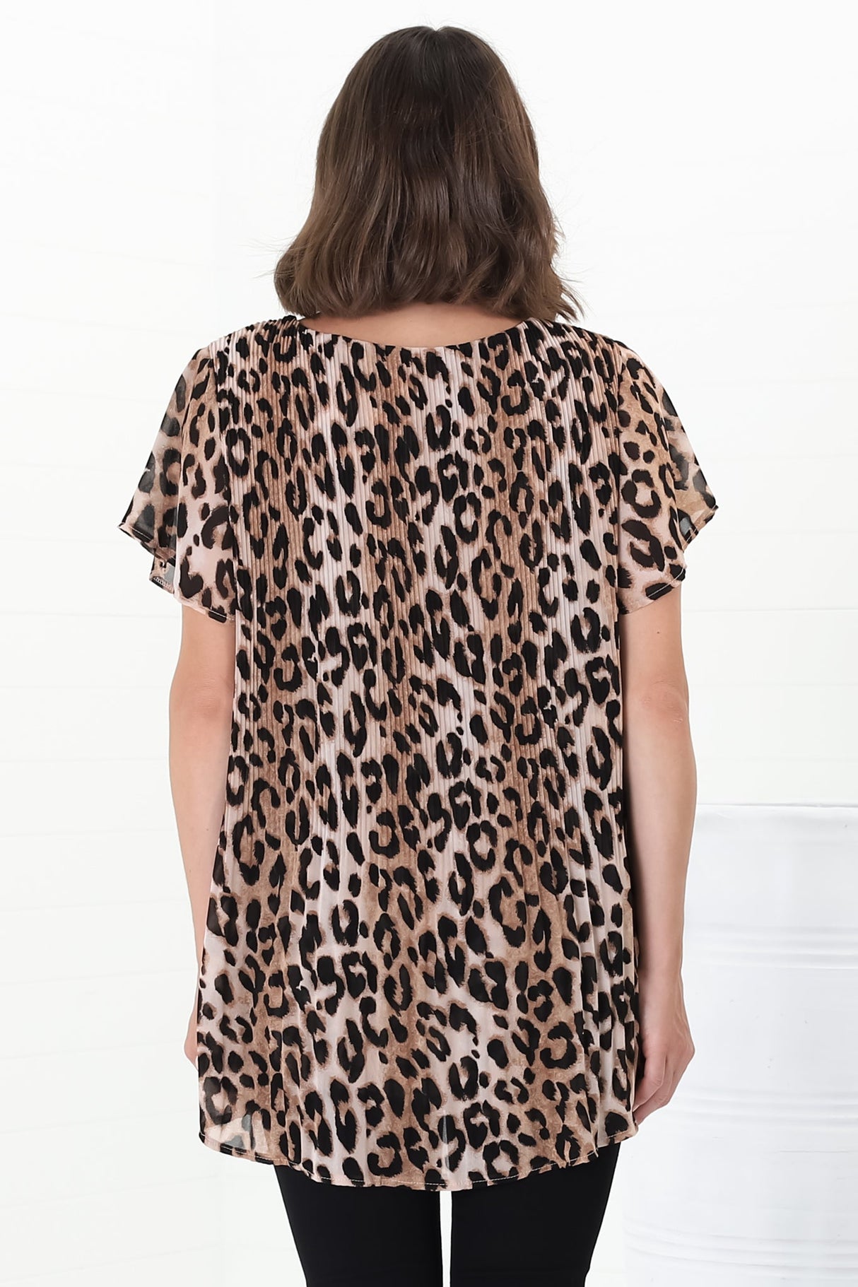 Alek Blouse - Plisse Cap Sleeve Top with High-Low Hemline in Leopard Print