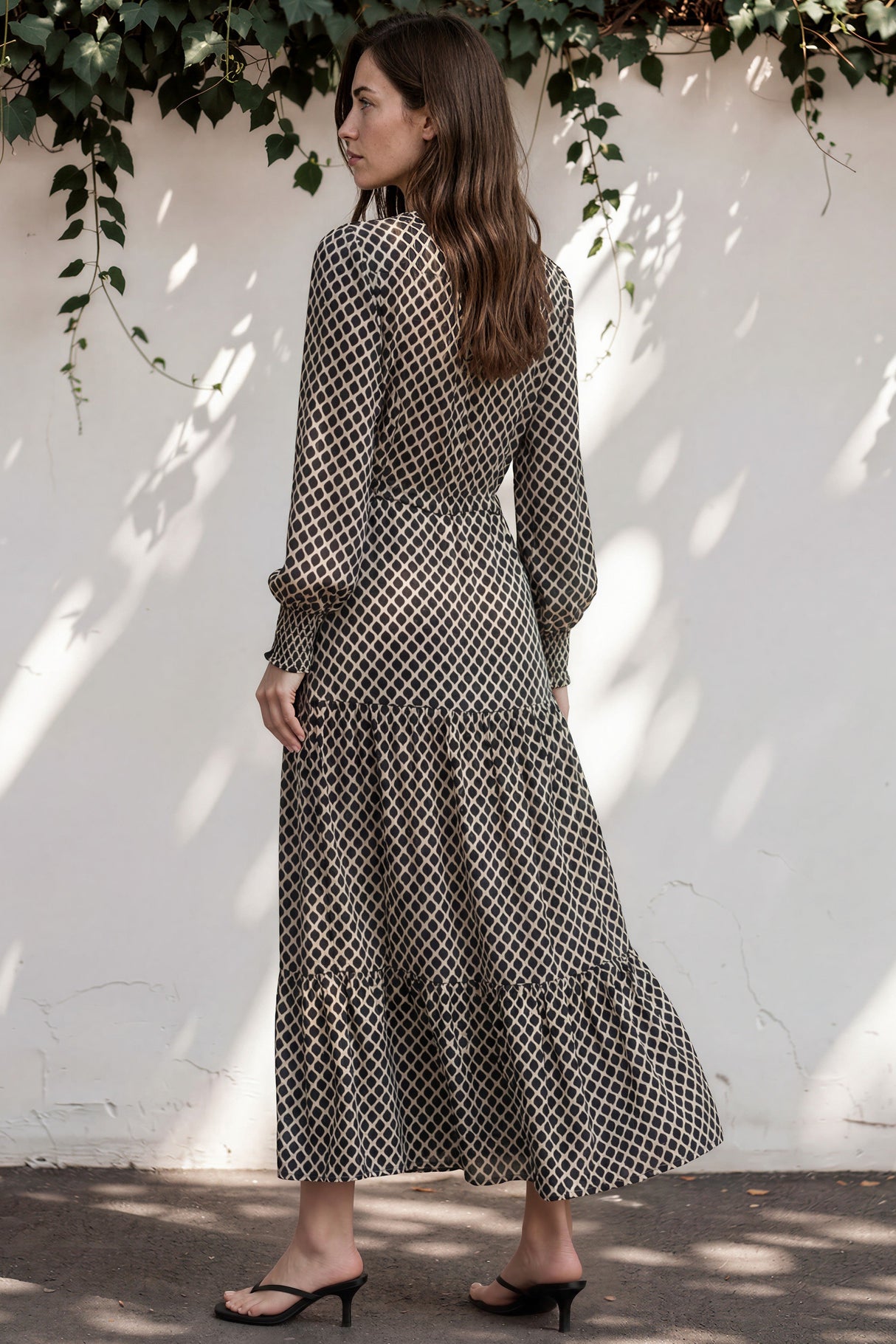 Macey Maxi Dress - V neckline Dress with Long Sleeves Hexy Print Black