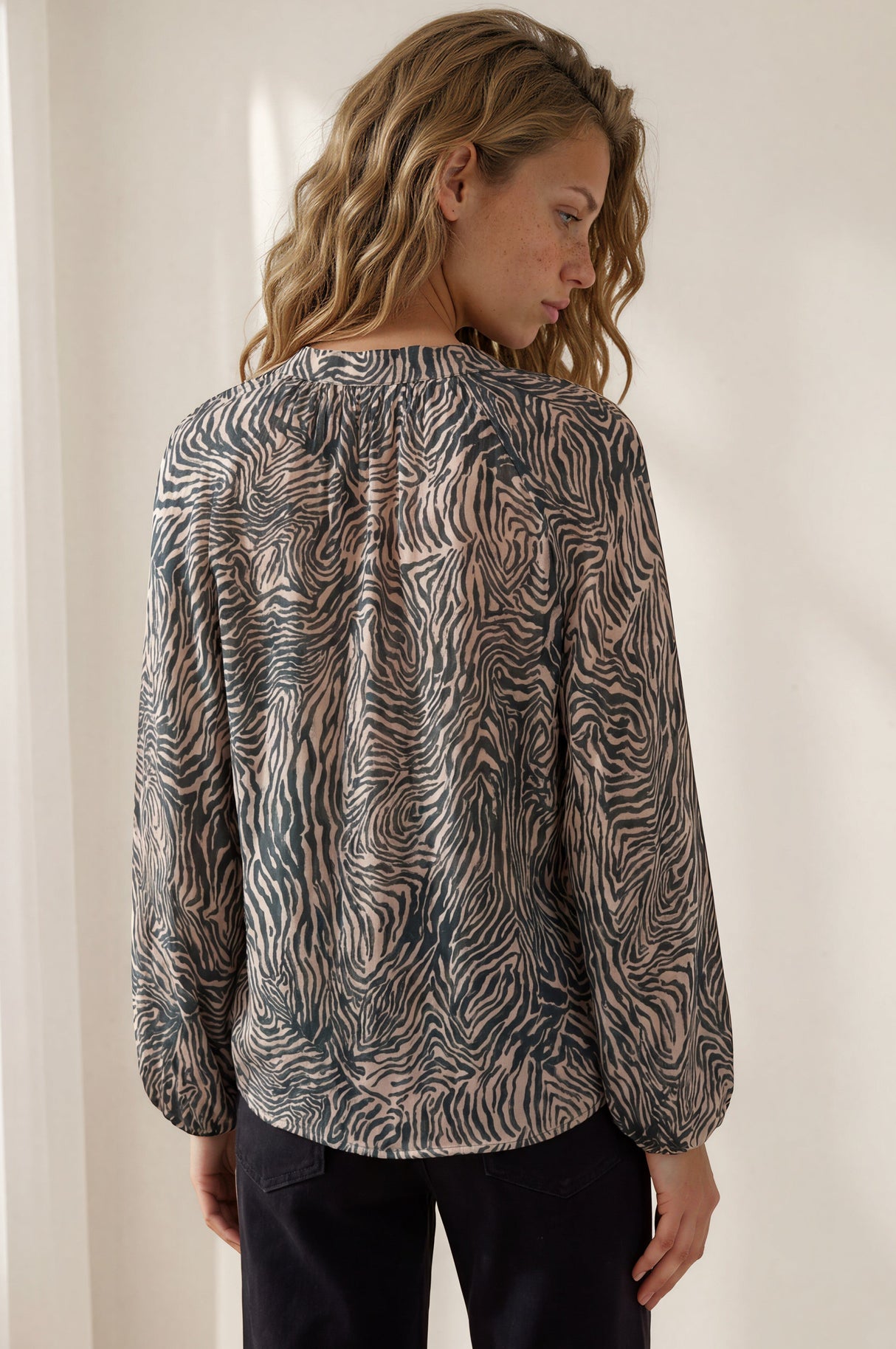 Sergio Blouse - Mandarin Collar Button Down Blouse with Balloon Sleeves in Zebresse Print