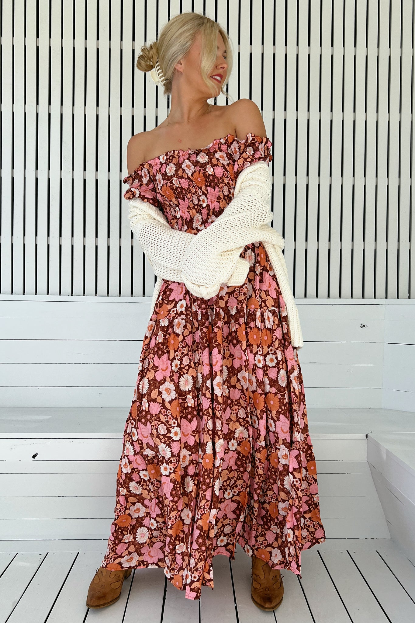 JAASE - Claudette Maxi Dress: On or Off Shoulder Elasticated Bodice Short Balloon Sleeve Dress in Pixie Print