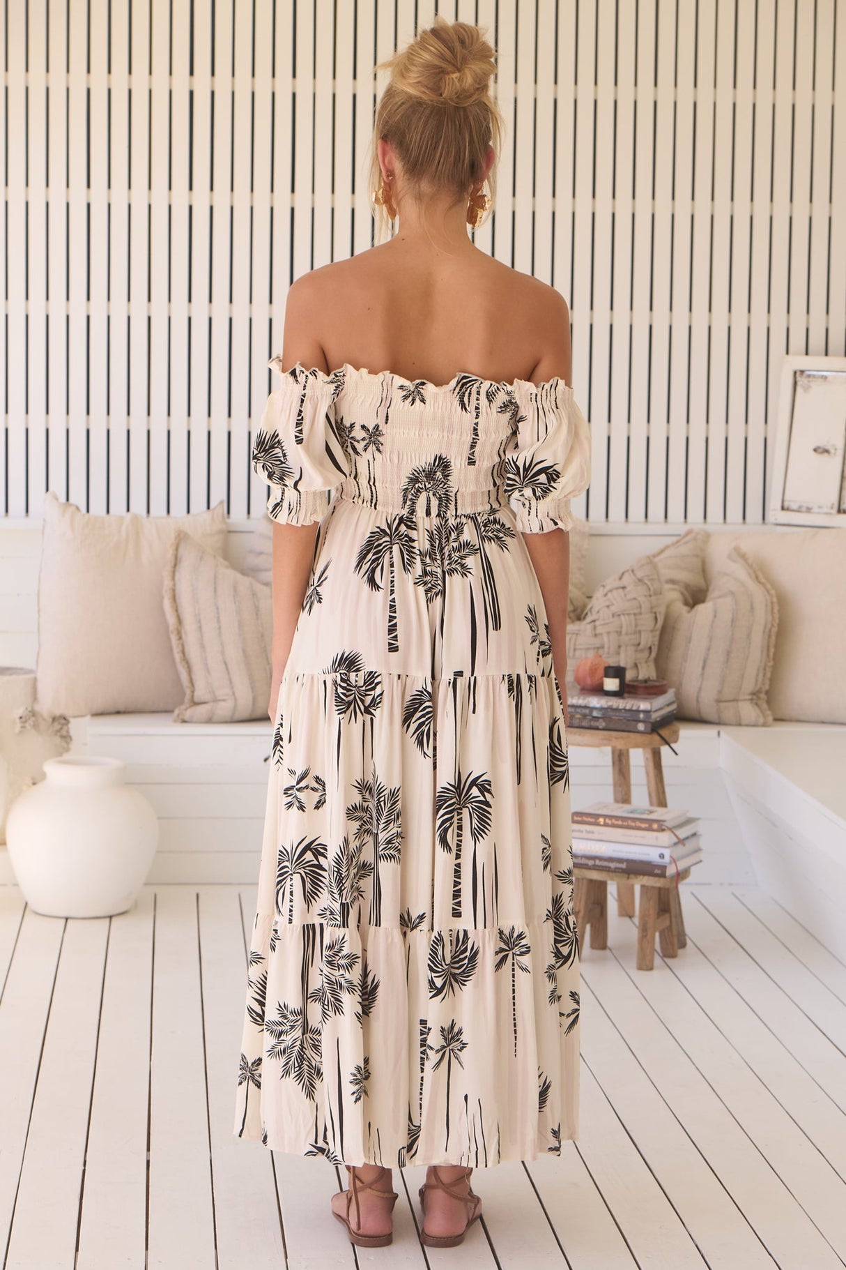 JAASE - Claudette Maxi Dress: On or Off Shoulder Elasticated Bodice Short Balloon Sleeve Dress in Serene Print