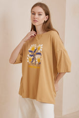 Daisy T-Shirt - Oversized Graphic Crew Neck Tee in Honey