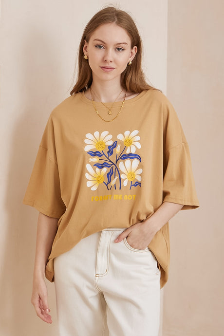 Daisy T-Shirt - Oversized Graphic Crew Neck Tee in Honey