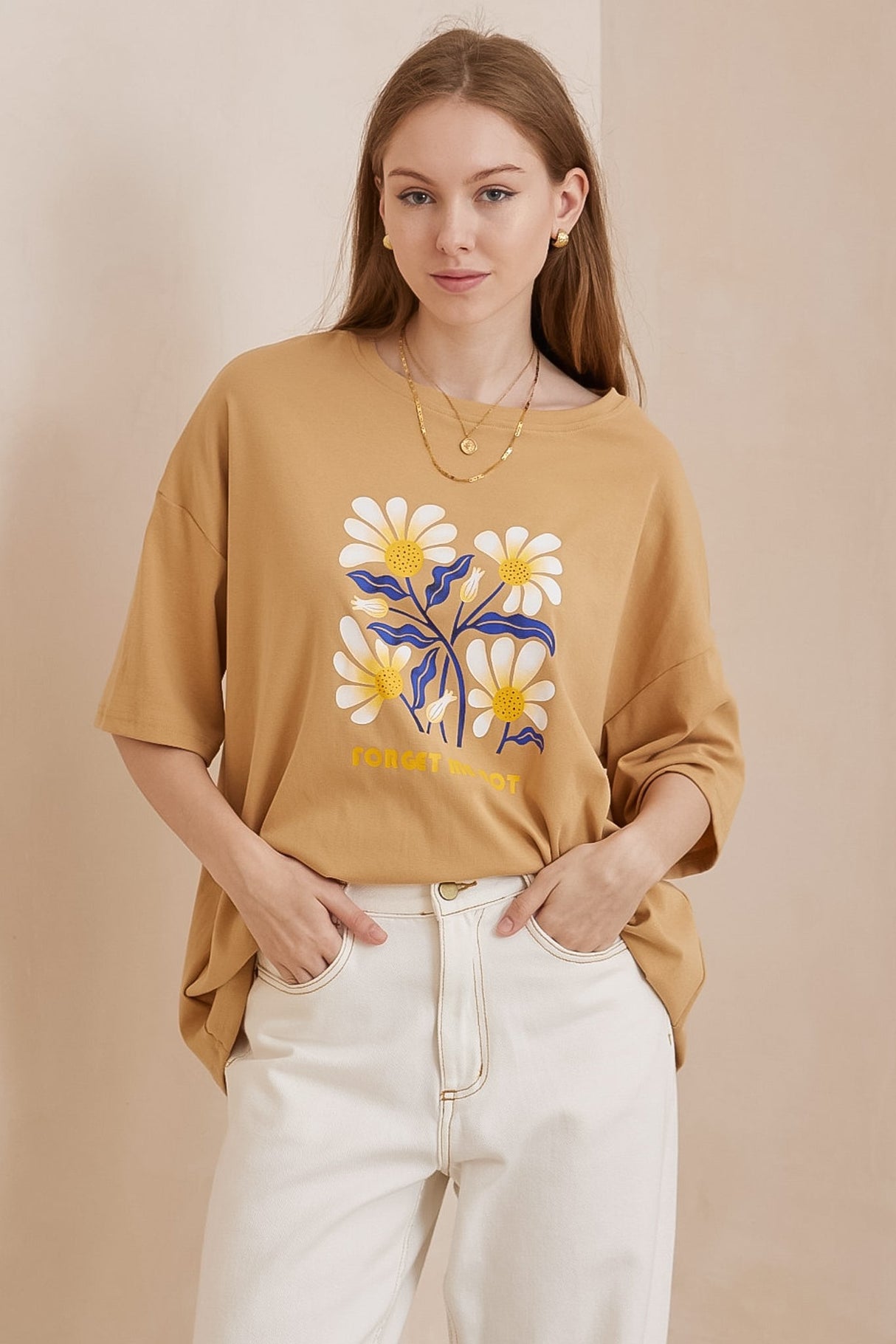 Daisy T-Shirt - Oversized Graphic Crew Neck Tee in Honey