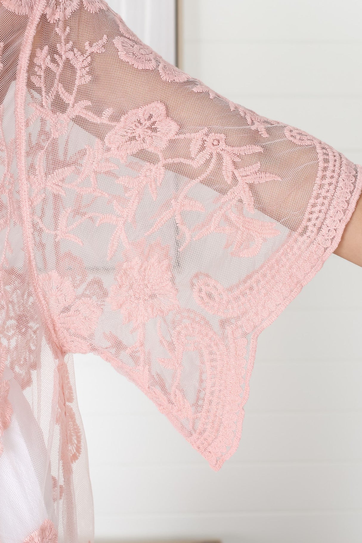 Haylo Kimono - Floral Lace Kimono with Scallop Hemline in Pink