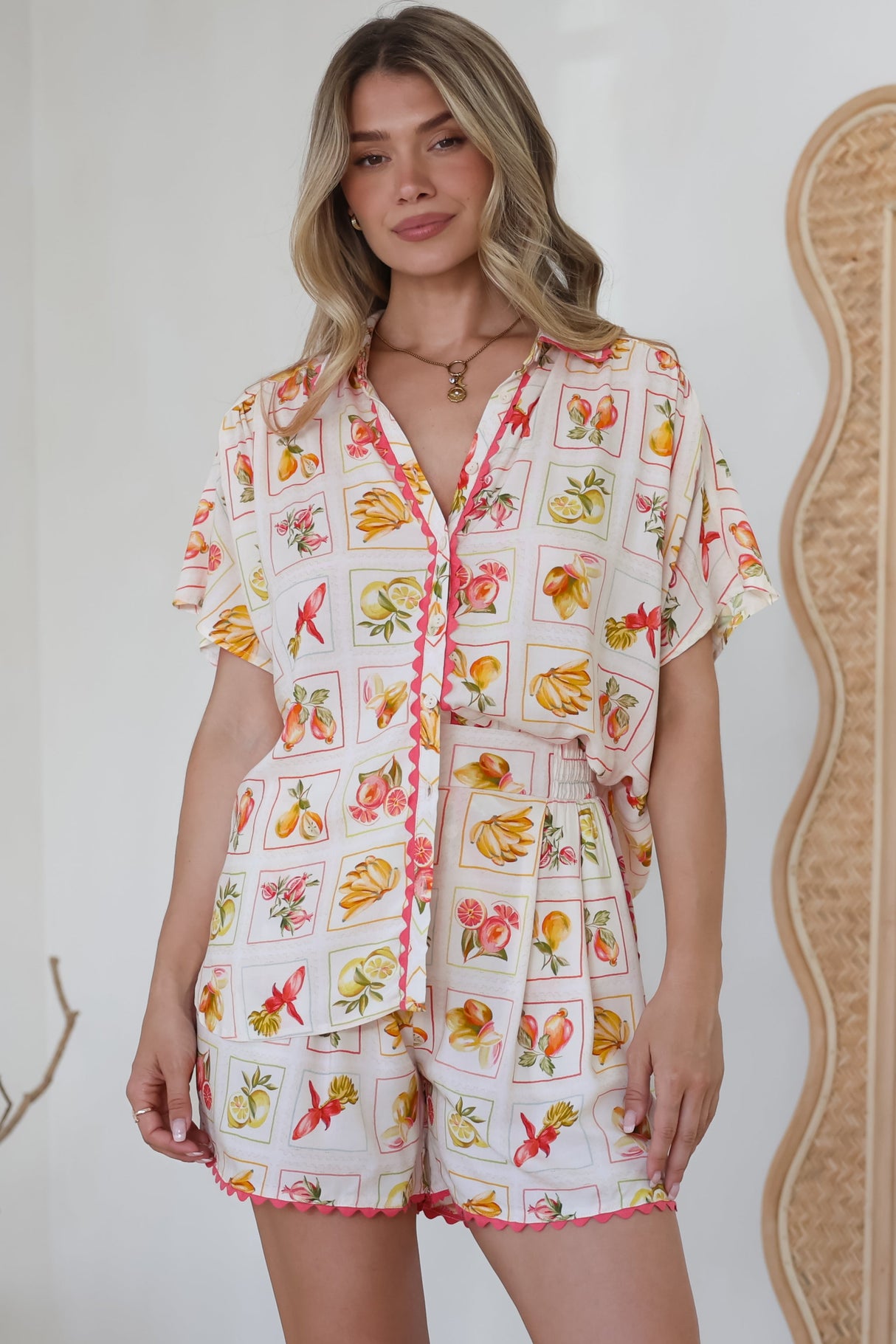 Stacy Shirt - Collared Button Down High-Low Shirt in Dahlar Print