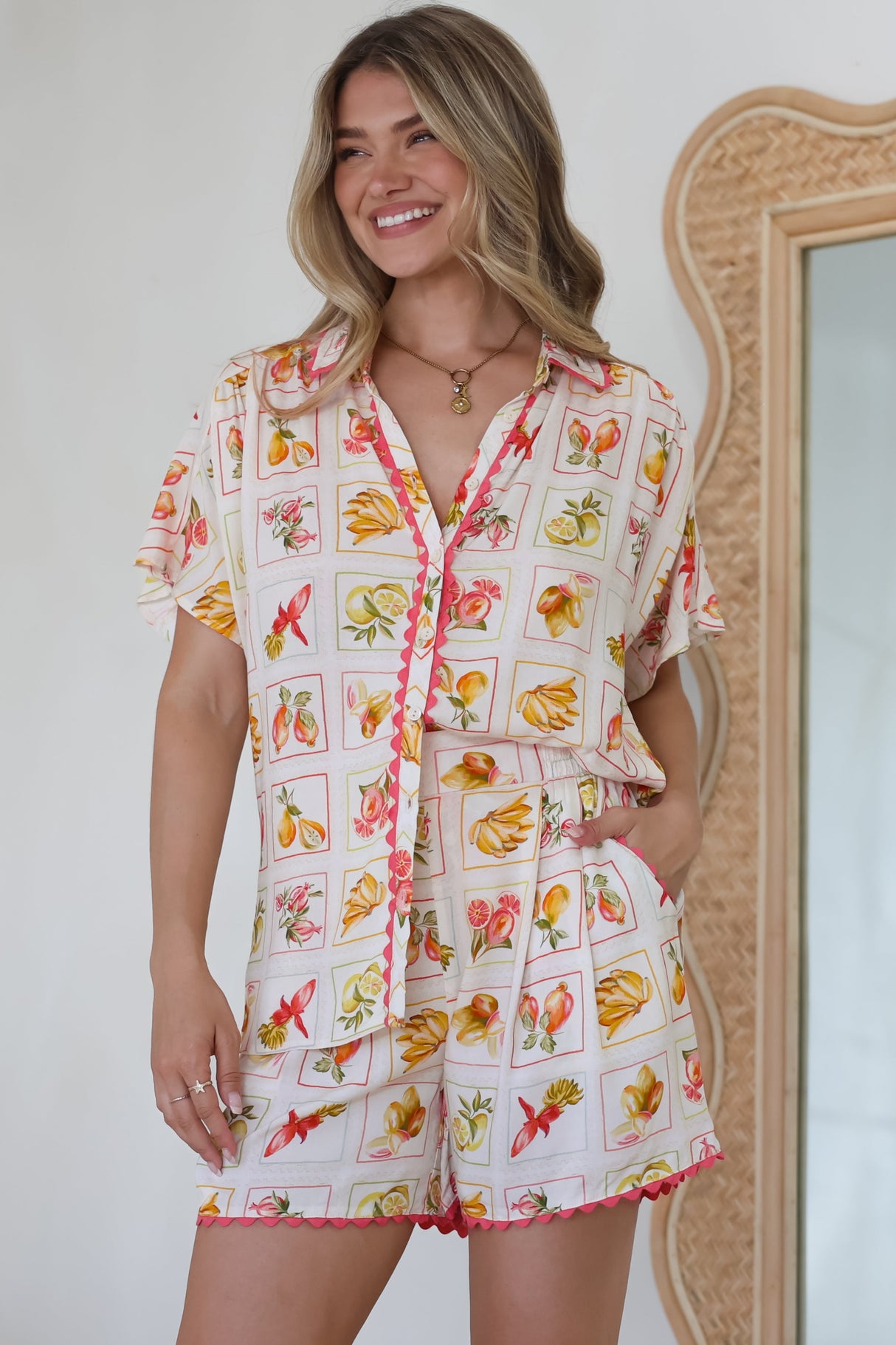 Stacy Shirt - Collared Button Down High-Low Shirt in Dahlar Print
