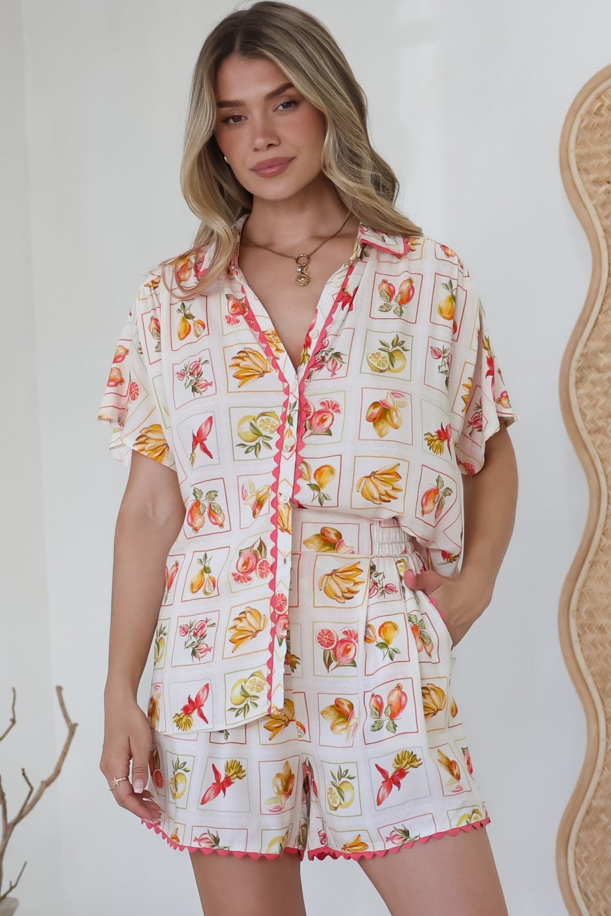 Stacy Shirt - Collared Button Down High-Low Shirt in Dahlar Print