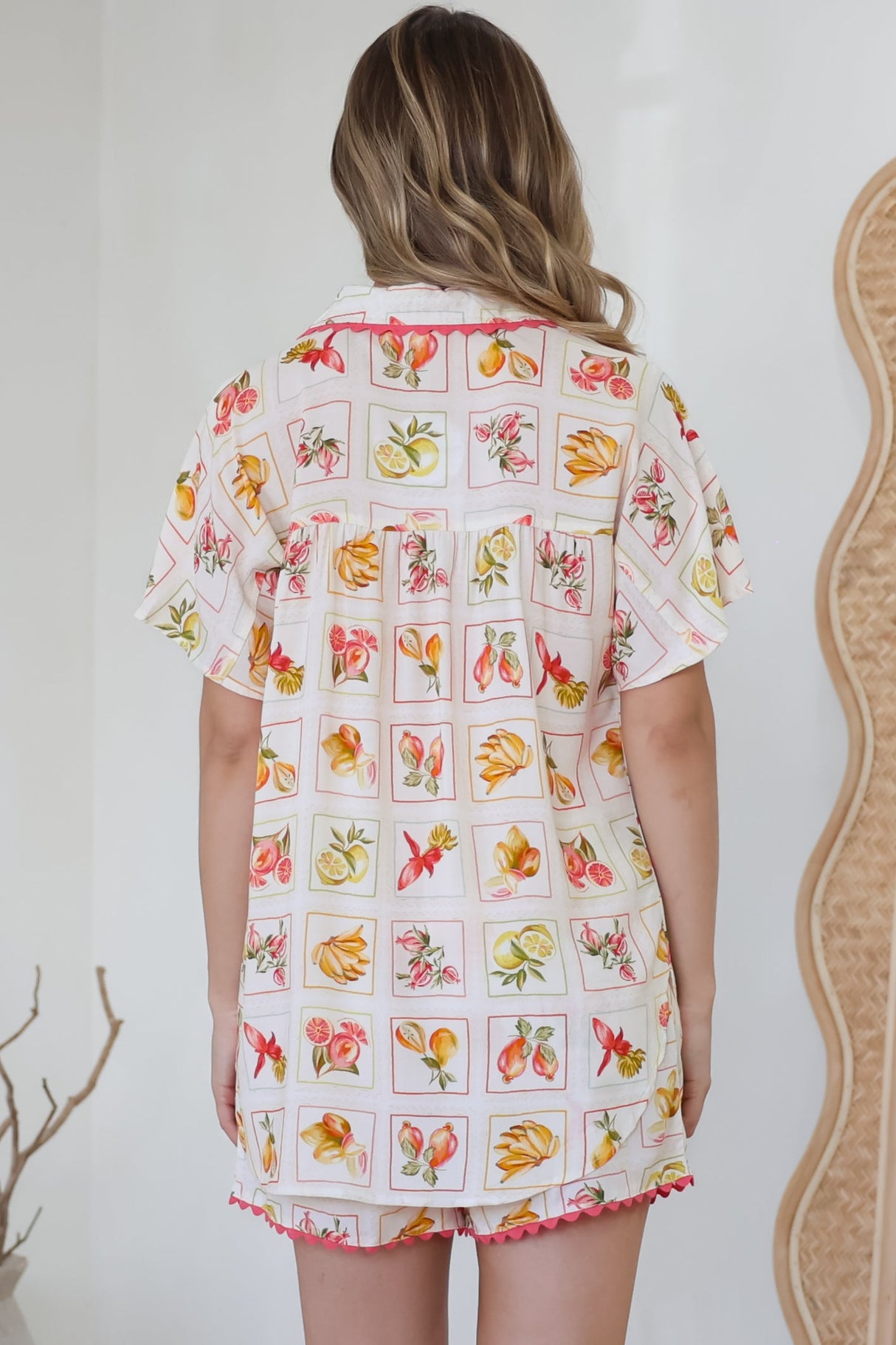Stacy Shirt - Collared Button Down High-Low Shirt in Dahlar Print