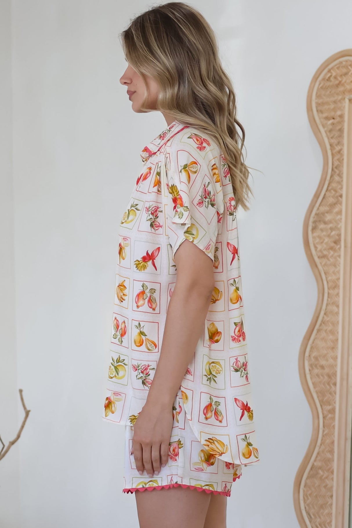 Stacy Shirt - Collared Button Down High-Low Shirt in Dahlar Print