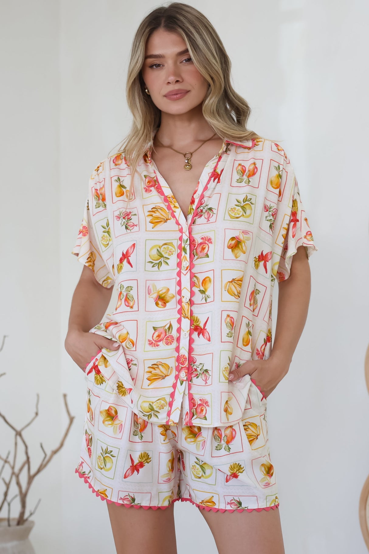 Stacy Shirt - Collared Button Down High-Low Shirt in Dahlar Print