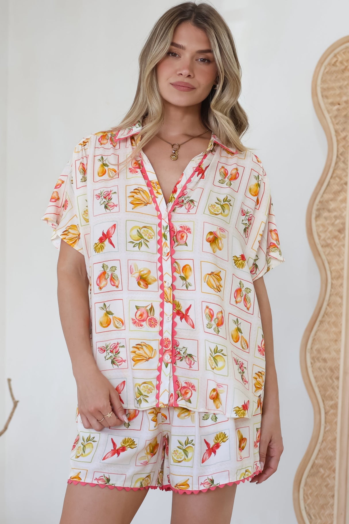 Stacy Shirt - Collared Button Down High-Low Shirt in Dahlar Print