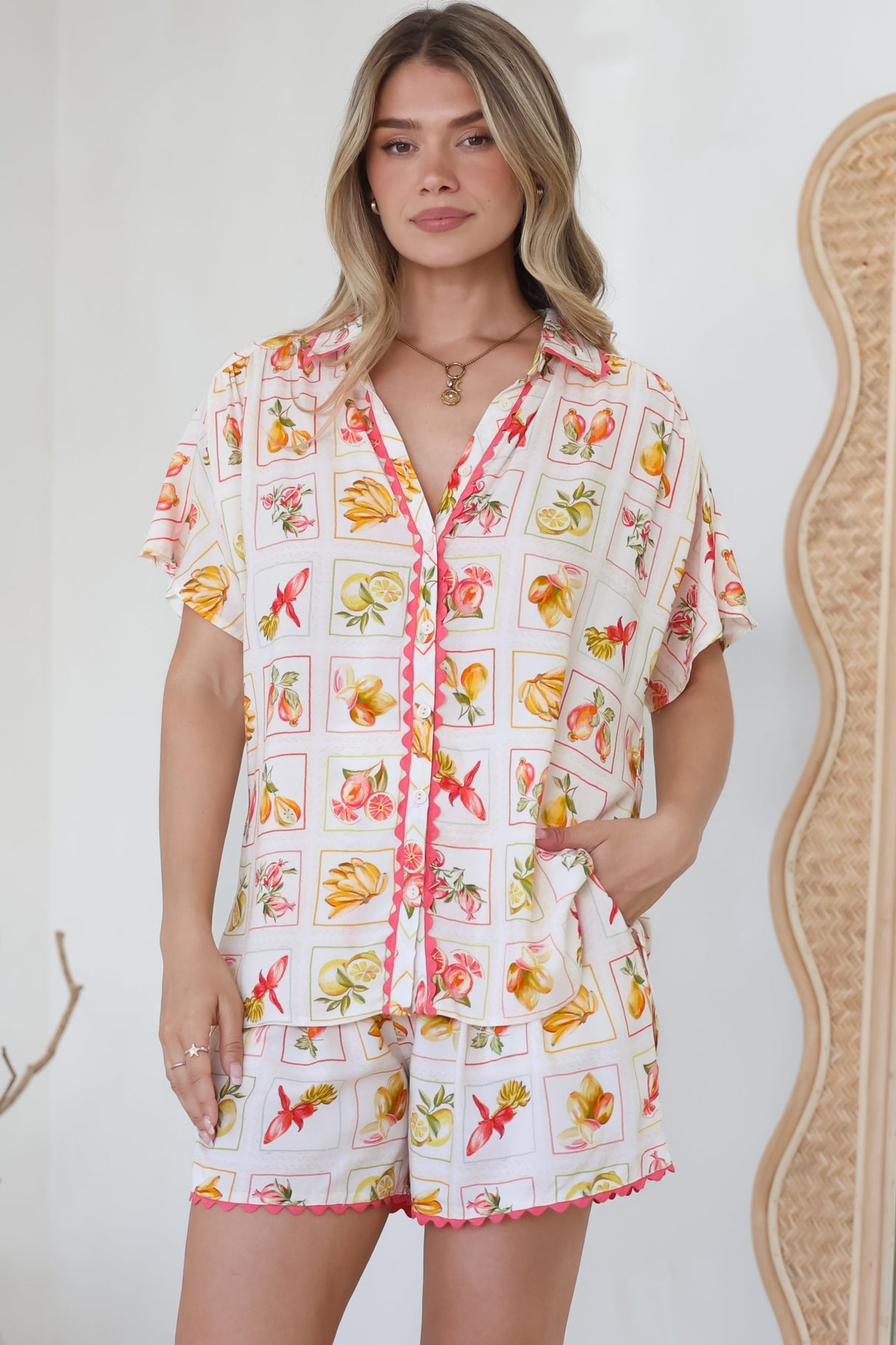 Stacy Shirt - Collared Button Down High-Low Shirt in Dahlar Print