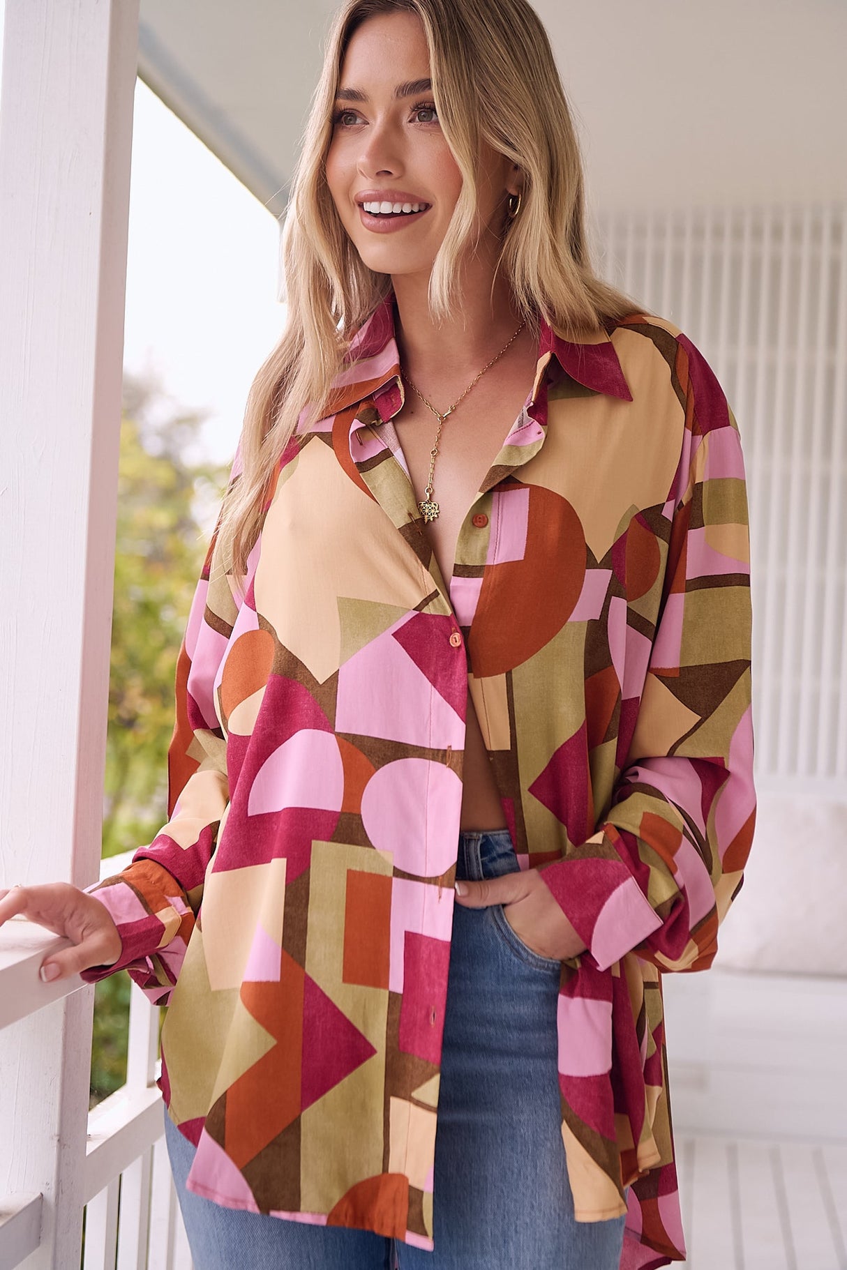 JAASE - Stevie Shirt: High-Low Button Down Shirt in Freya Print