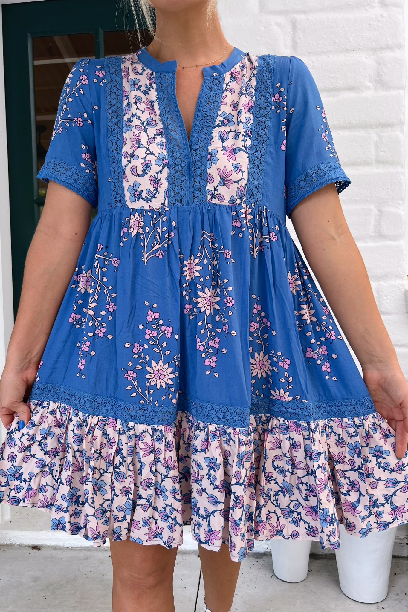 JAASE - Summer Romantics Mini Dress: Lace Detail Short Sleeve Smock Dress in Hailee Print