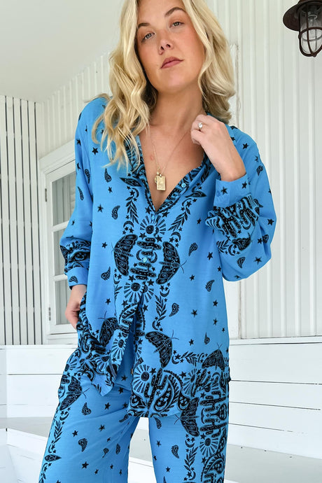 JAASE - Stevie Shirt: High-Low Button Down Shirt in Texas Sky Print