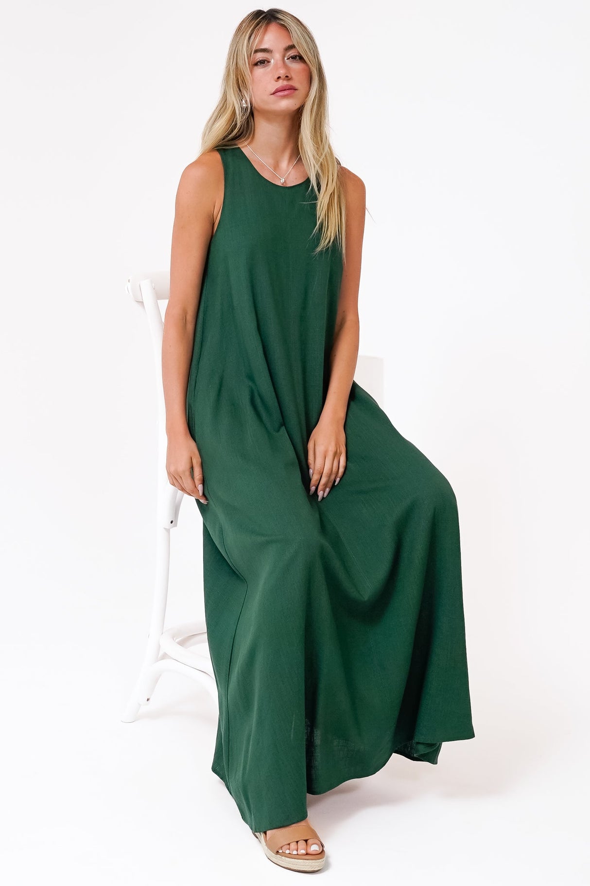 Tineshe Maxi Dress - Crew Neck Streamlined Sleeveless Dress with Pockets in Emerald