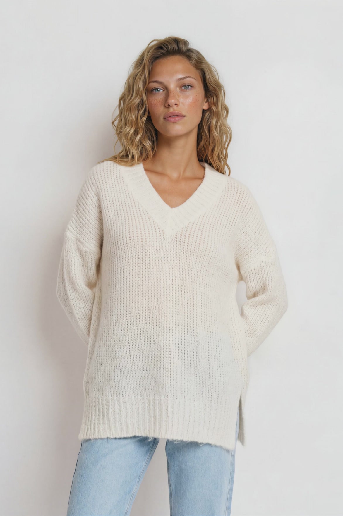 Thorne Jumper - V-Neck Ribbed Side Split Hemline Knit in Cream