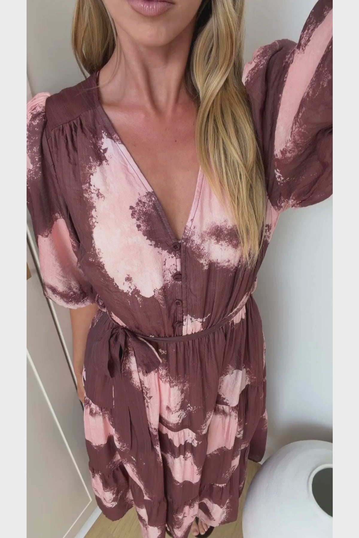 Kellee Midi Dress - V-Neckline Tiered Dress with Balloon Sleeves in Harlett Print