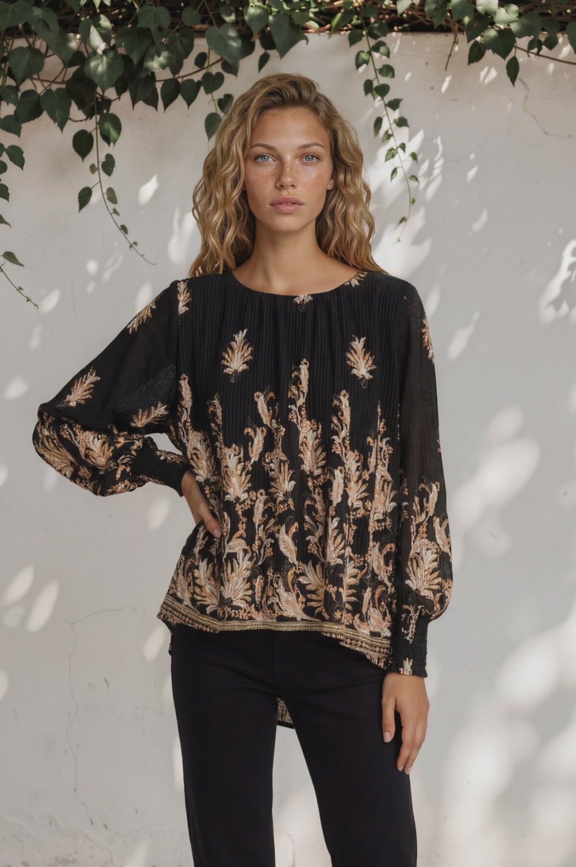 Gelina Top - Crew Neck Pleated High Low Pull Over with Balloon Sleeves in Lynsey Print Black