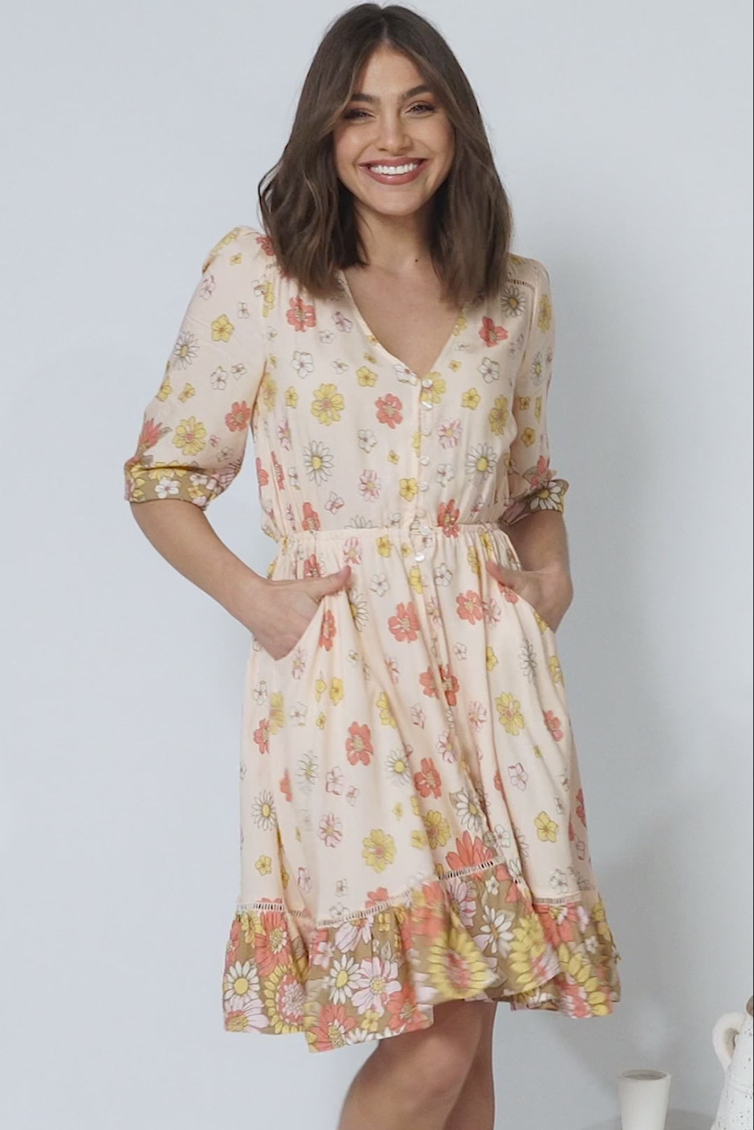 JAASE - Denver Mini Dress: A Line Mini Dress with Pockets in Daisies Print