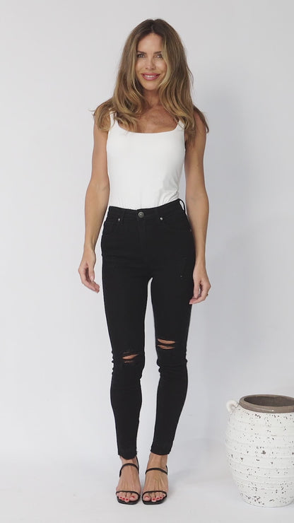 Reyona Jeans - Skinny Jeans with Ripped Knees in Black