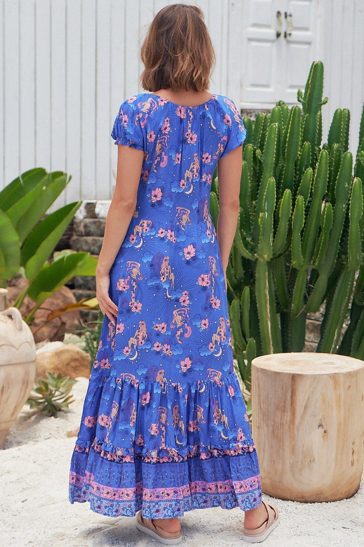 JAASE - Saria Maxi Dress: Scoop Neckline Slimline Dress in Soleil Print