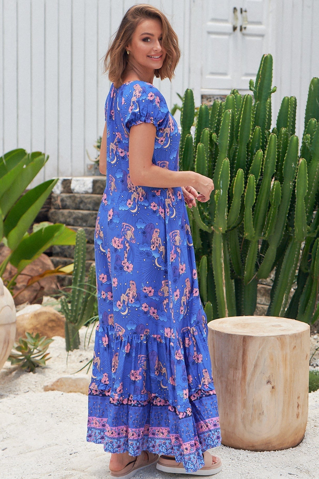 JAASE - Saria Maxi Dress: Scoop Neckline Slimline Dress in Soleil Print