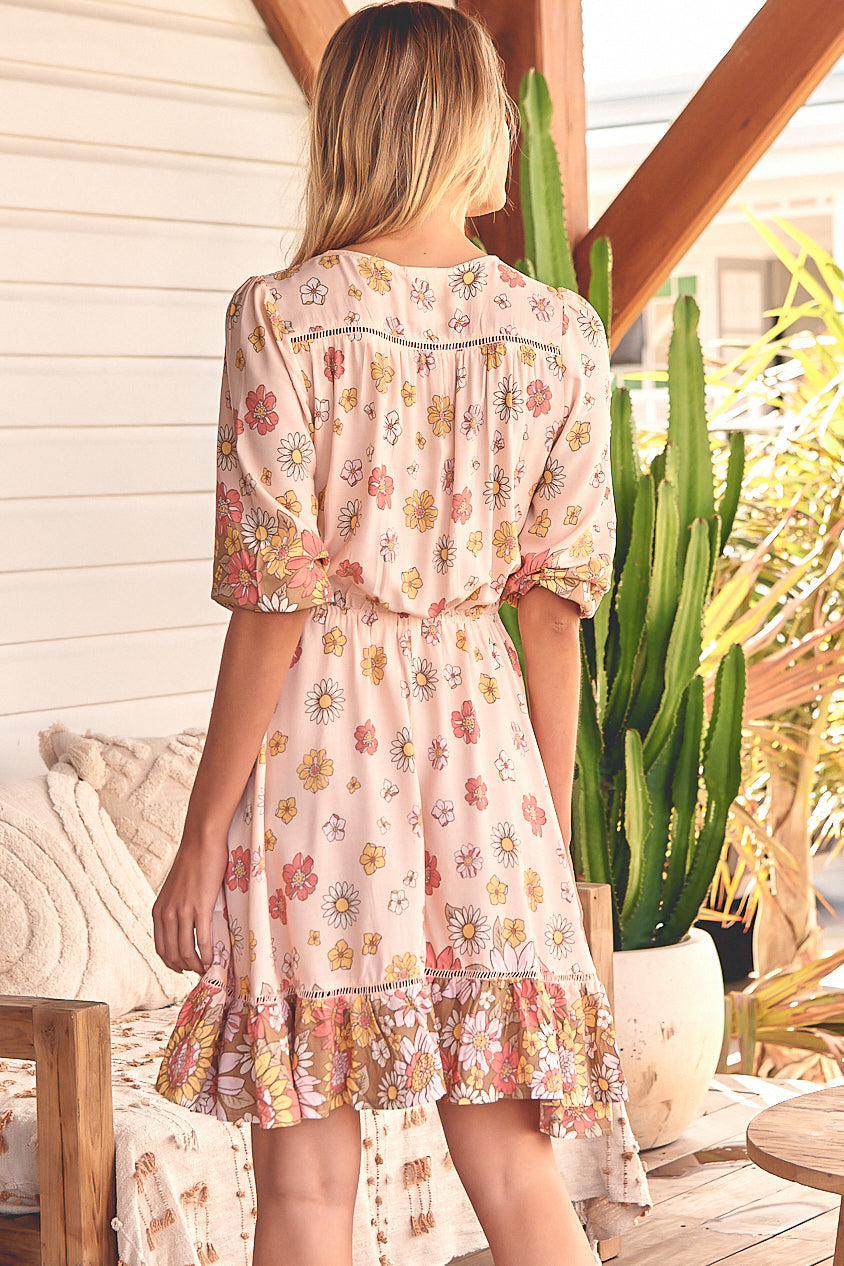 JAASE - Denver Mini Dress: A Line Mini Dress with Pockets in Daisies Print